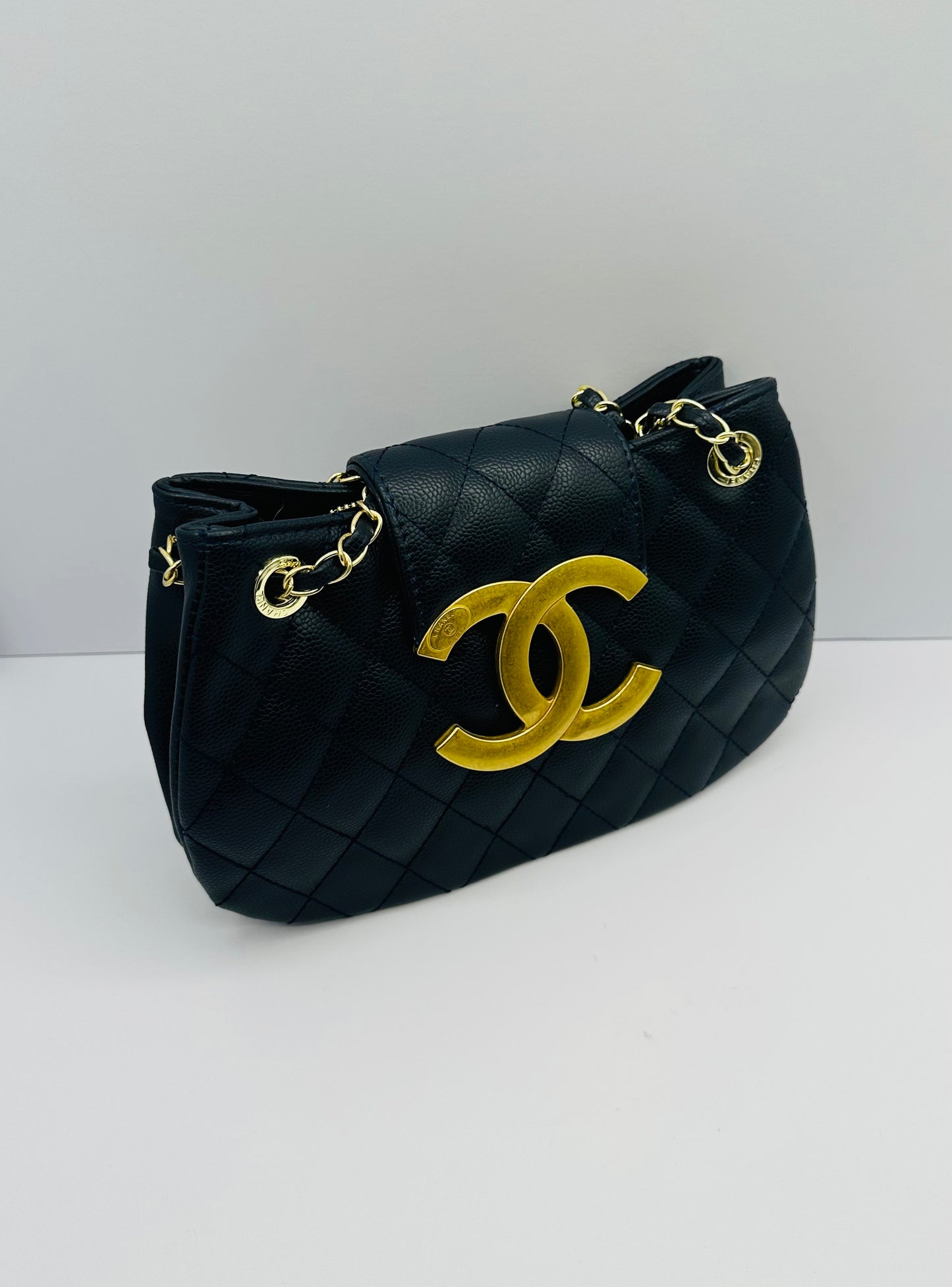 Luxury Inspired Gold-tone chain handle Shoulder handbag