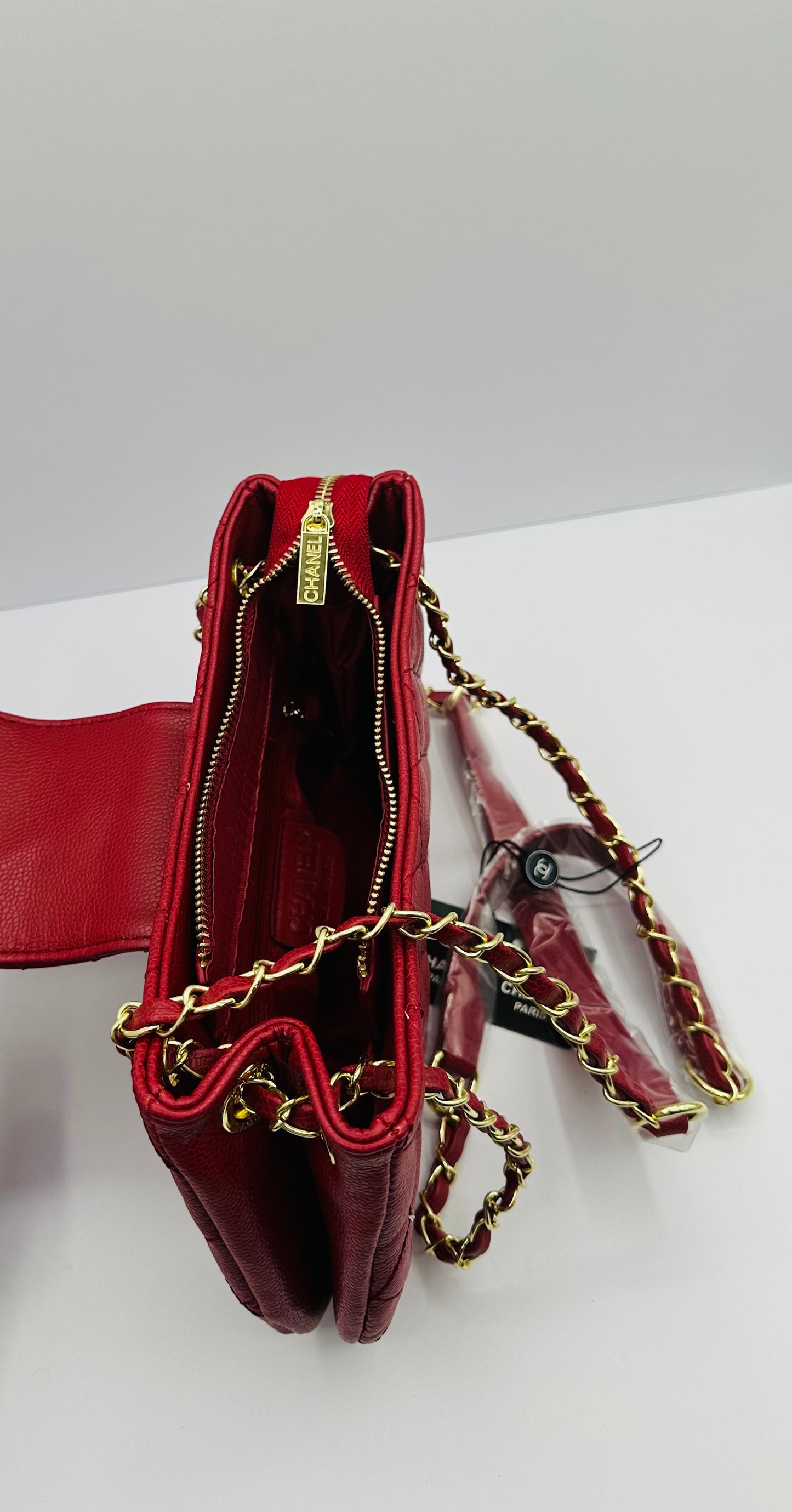 Luxury Inspired Gold-tone chain handle Shoulder handbag