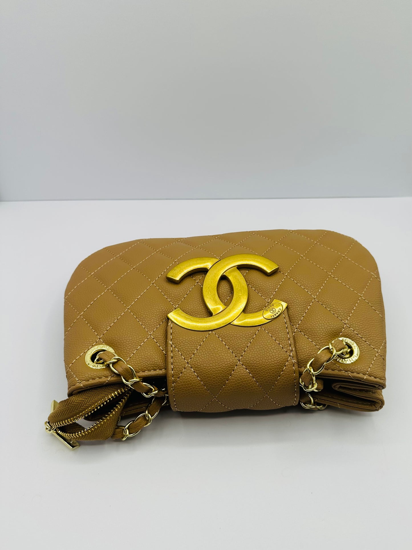 Luxury Inspired Gold-tone chain handle Shoulder handbag