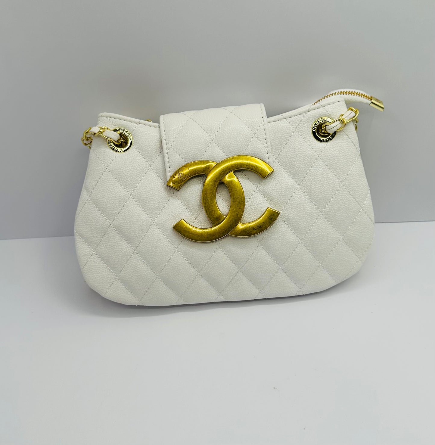 Luxury Inspired Gold-tone chain handle Shoulder handbag