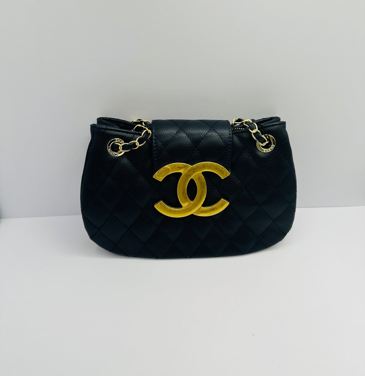 Luxury Inspired Gold-tone chain handle Shoulder handbag