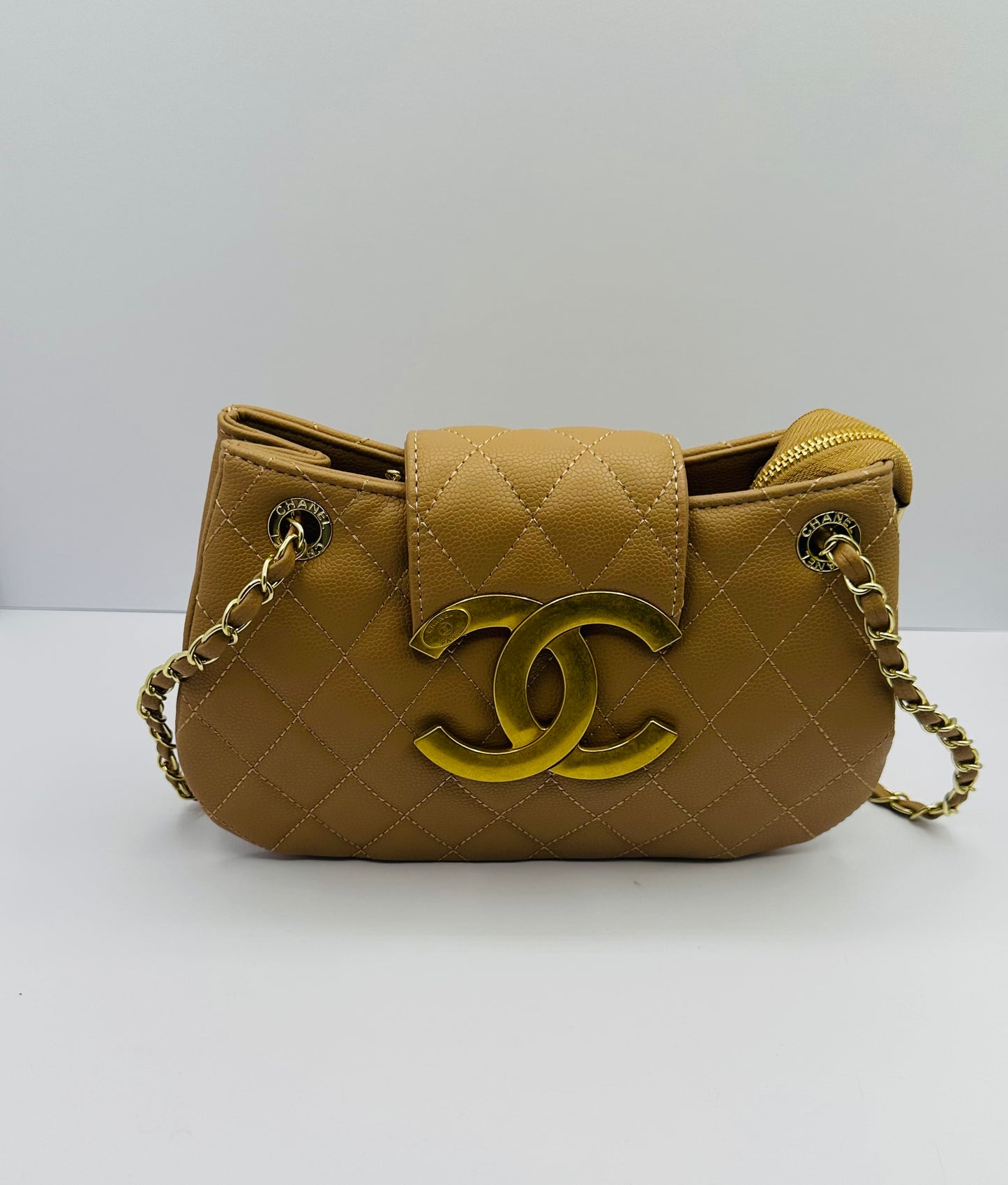 Luxury Inspired Gold-tone chain handle Shoulder handbag