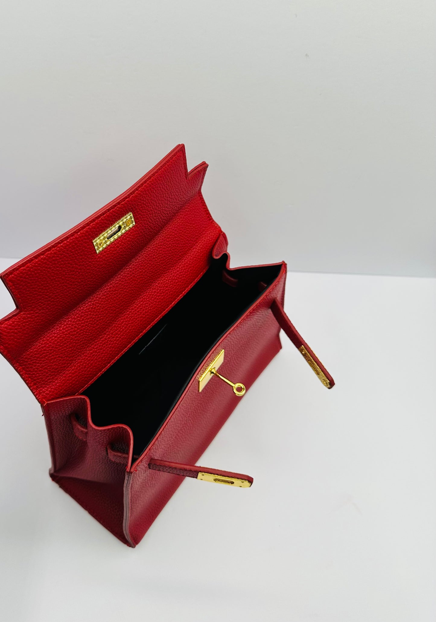 Luxury Inspired Gold toned Hardware shoulder bag