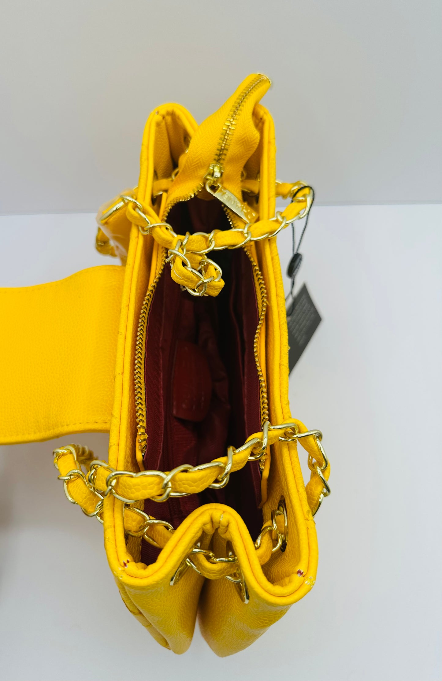 Luxury Inspired Gold-tone chain handle Shoulder handbag
