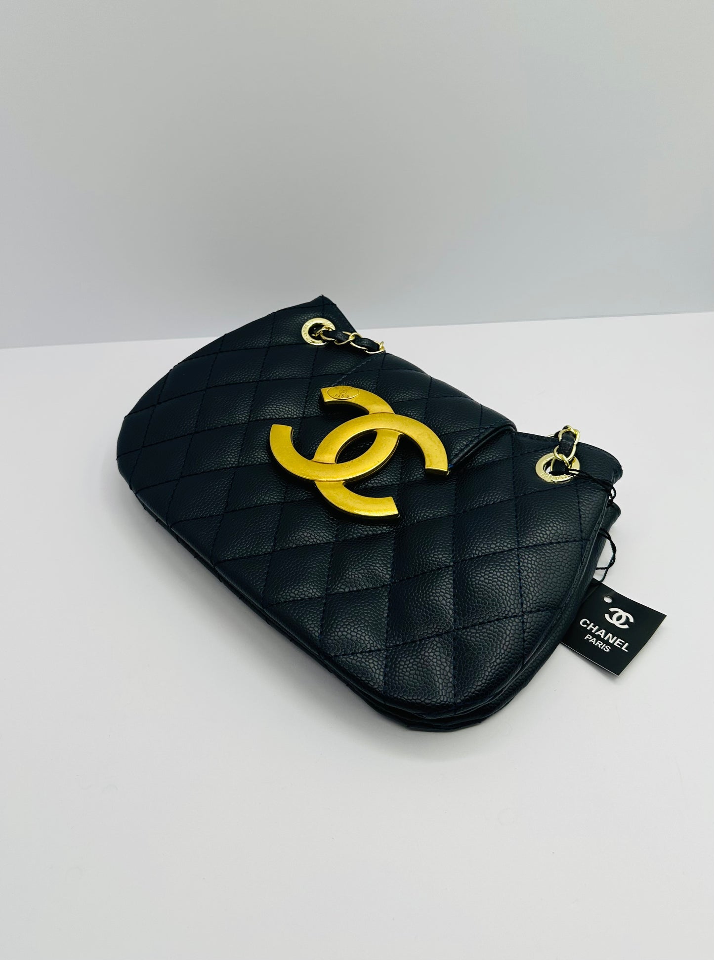 Luxury Inspired Gold-tone chain handle Shoulder handbag