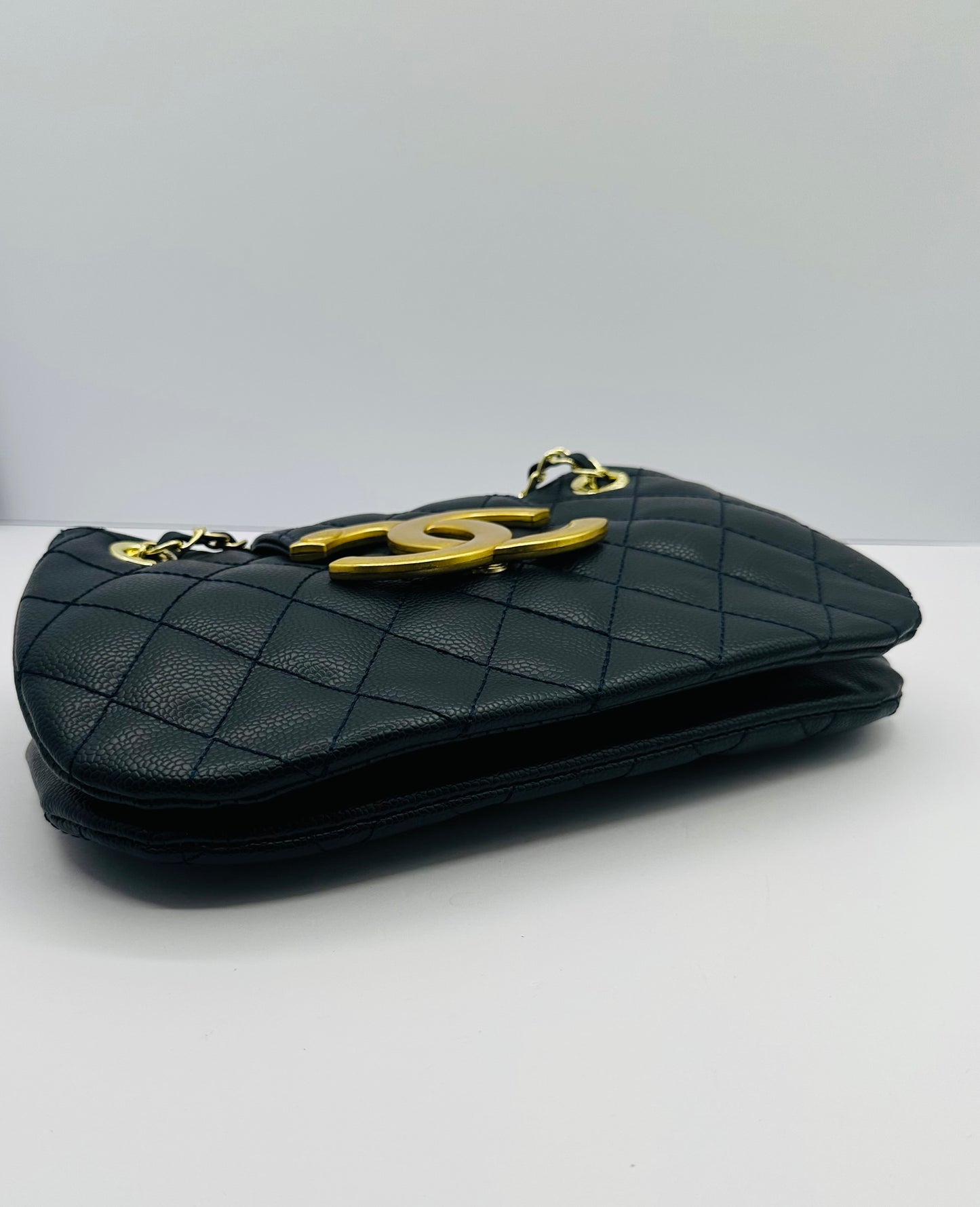 Luxury Inspired Gold-tone chain handle Shoulder handbag