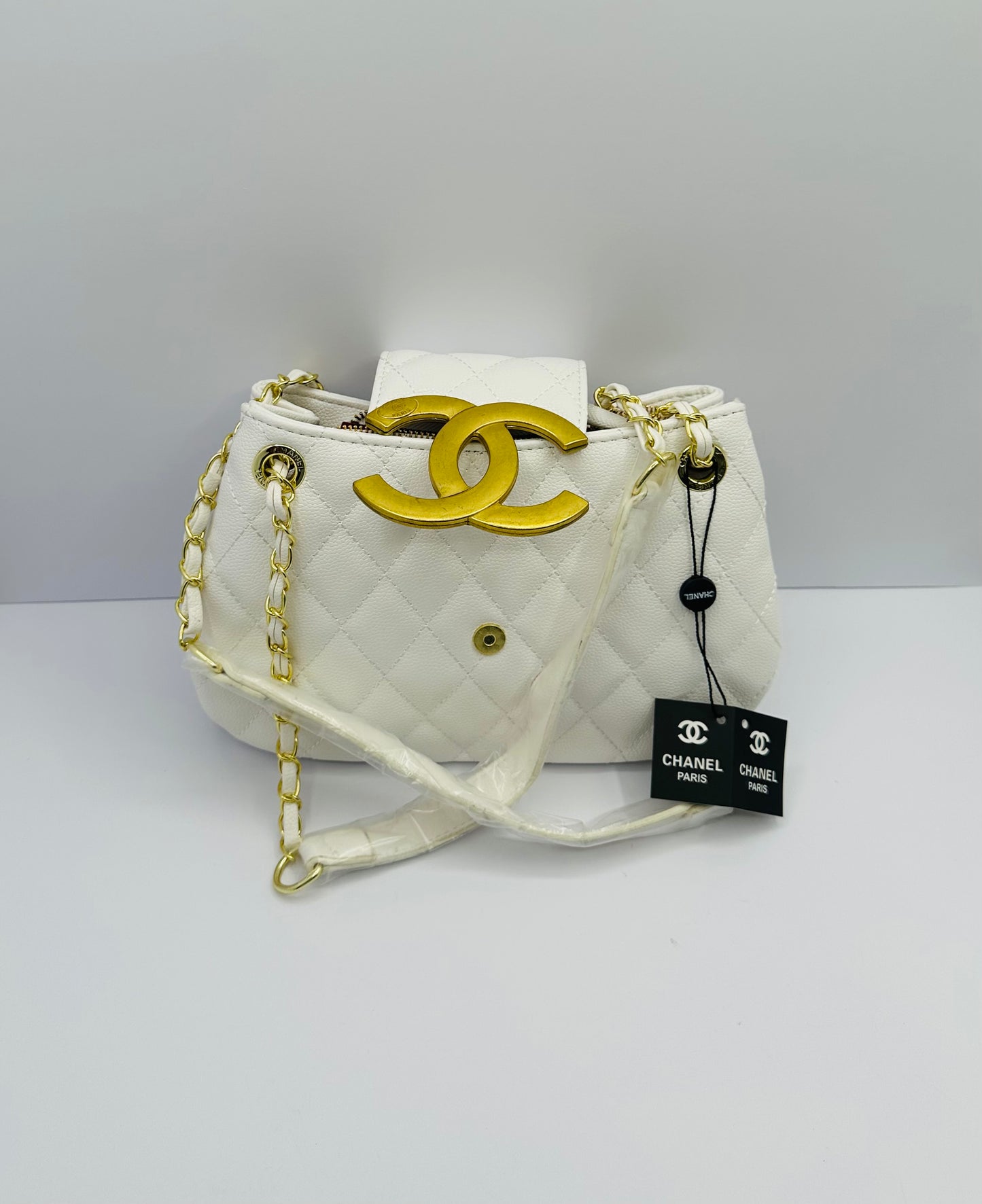 Luxury Inspired Gold-tone chain handle Shoulder handbag
