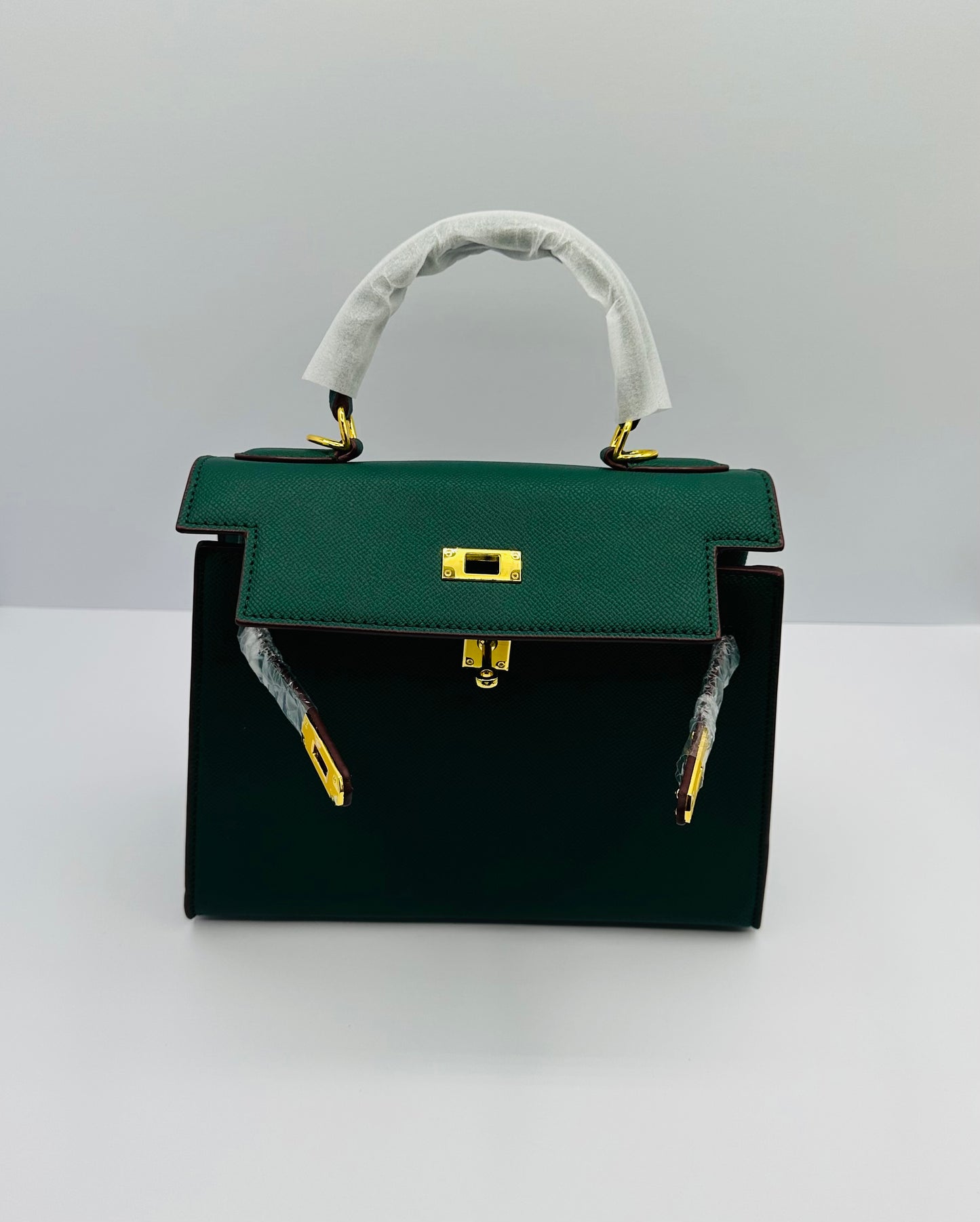 Luxury Inspired Gold toned Hardware shoulder bag