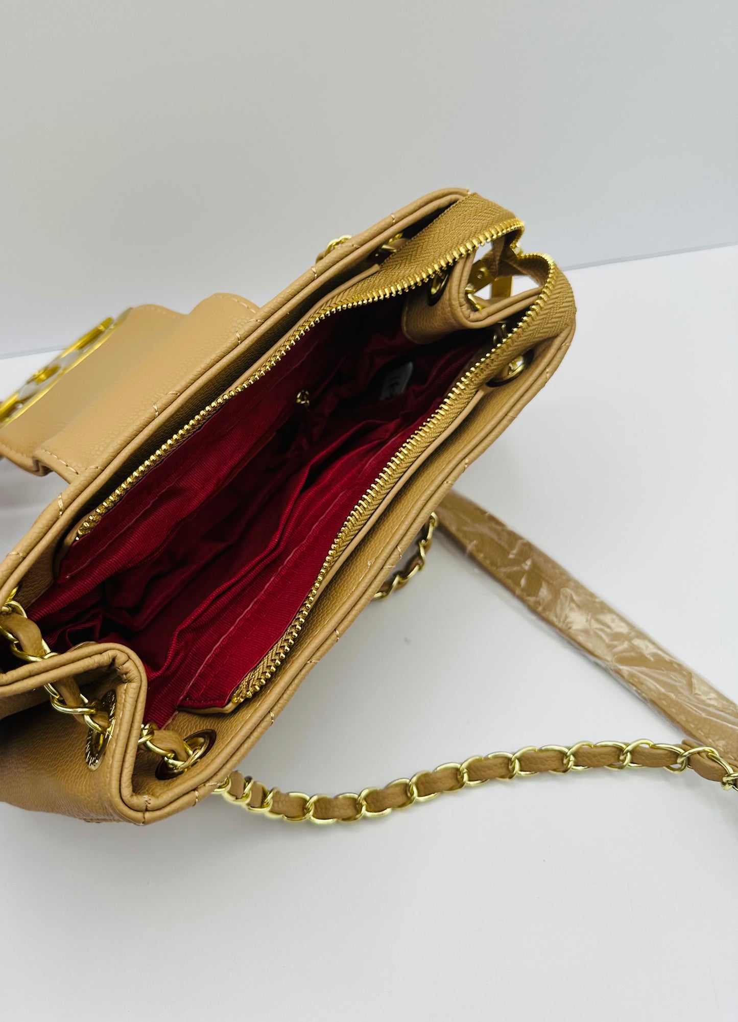 Luxury Inspired Gold-tone chain handle Shoulder handbag