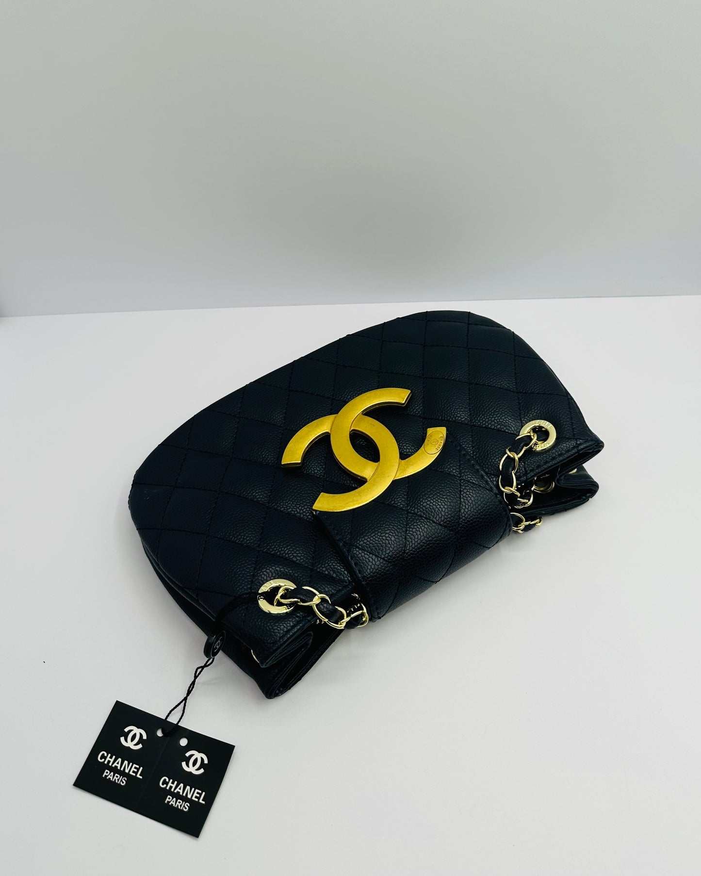 Luxury Inspired Gold-tone chain handle Shoulder handbag