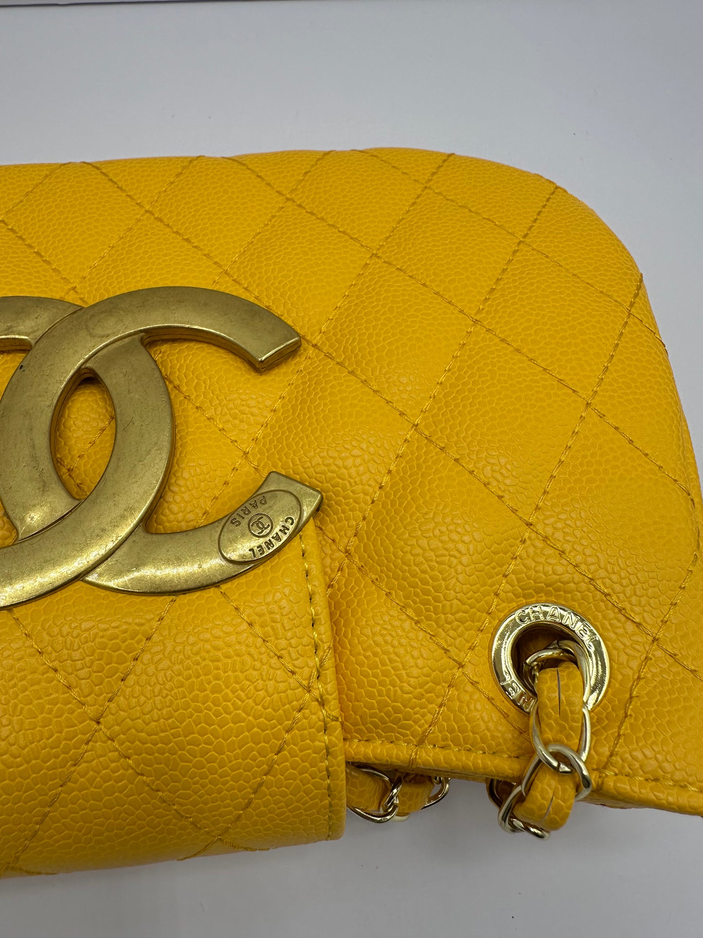 Luxury Inspired Gold-tone chain handle Shoulder handbag