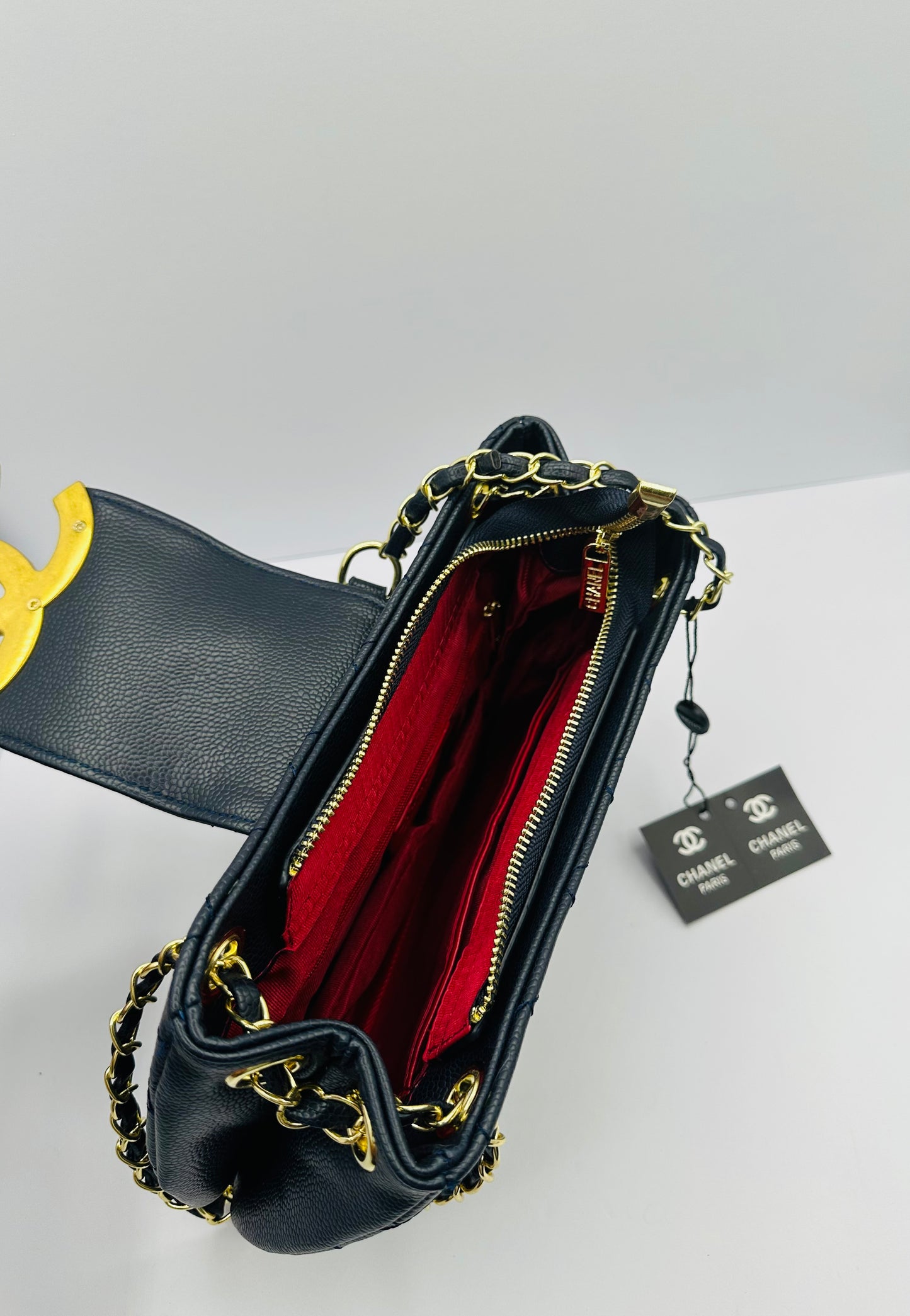 Luxury Inspired Gold-tone chain handle Shoulder handbag